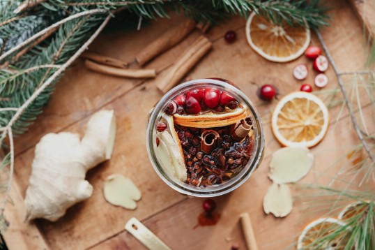Приготовьте этот рождественский эликсир, используя лучшие сезонные травы